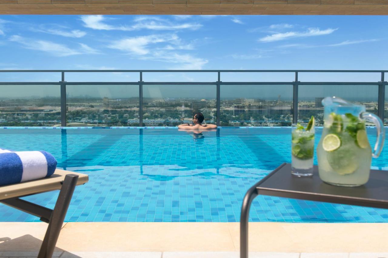 Swissotel Living Джеда Екстериор снимка The swimming pool at the hotel