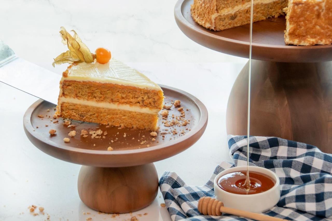 Swissotel Living Джеда Екстериор снимка Honey being drizzled over a cake