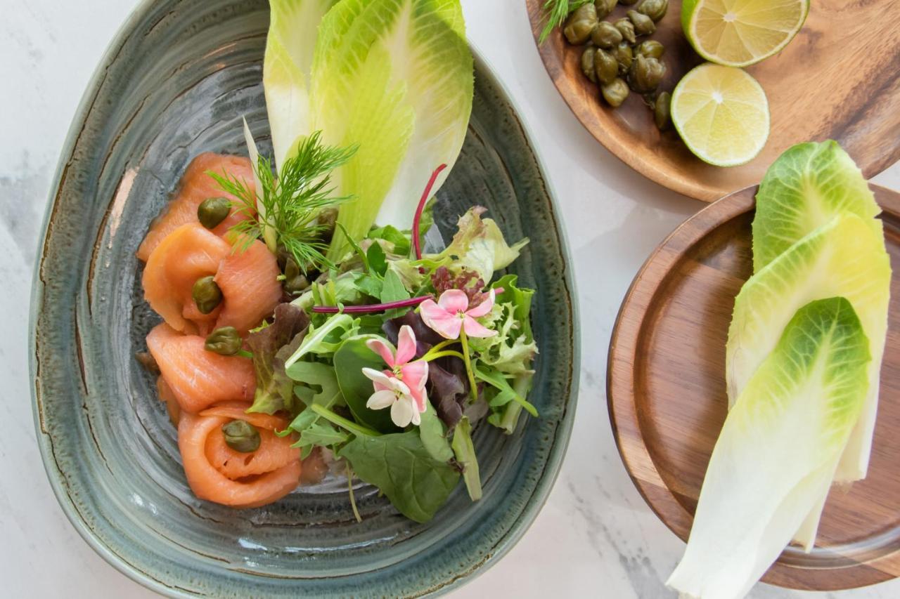 Swissotel Living Джеда Екстериор снимка A salad with smoked salmon