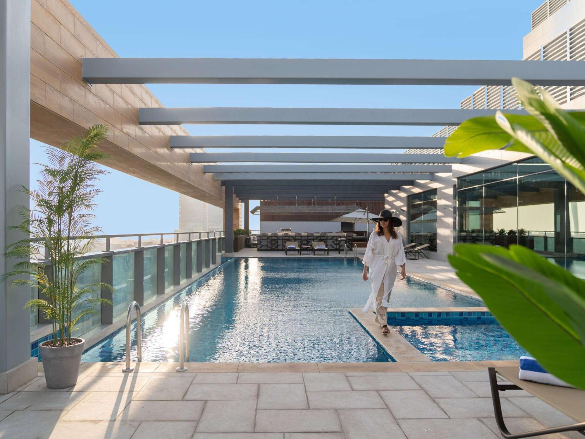 Swissotel Living Джеда Екстериор снимка The swimming pool at the hotel