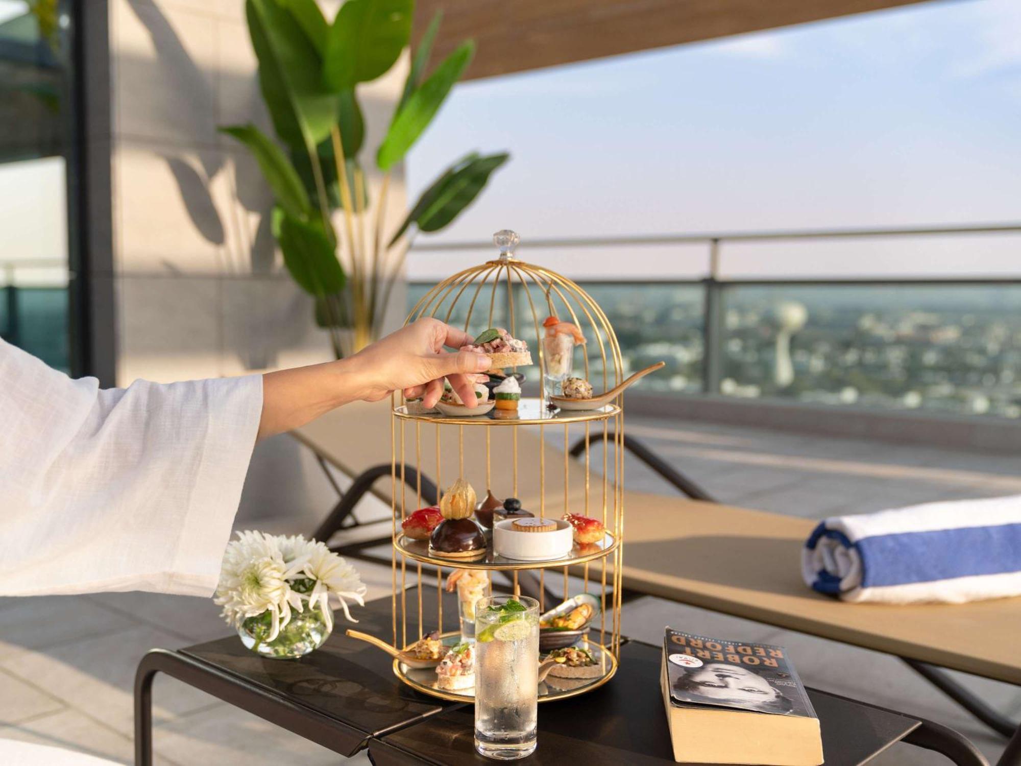 Swissotel Living Джеда Екстериор снимка Afternoon tea at the pool deck