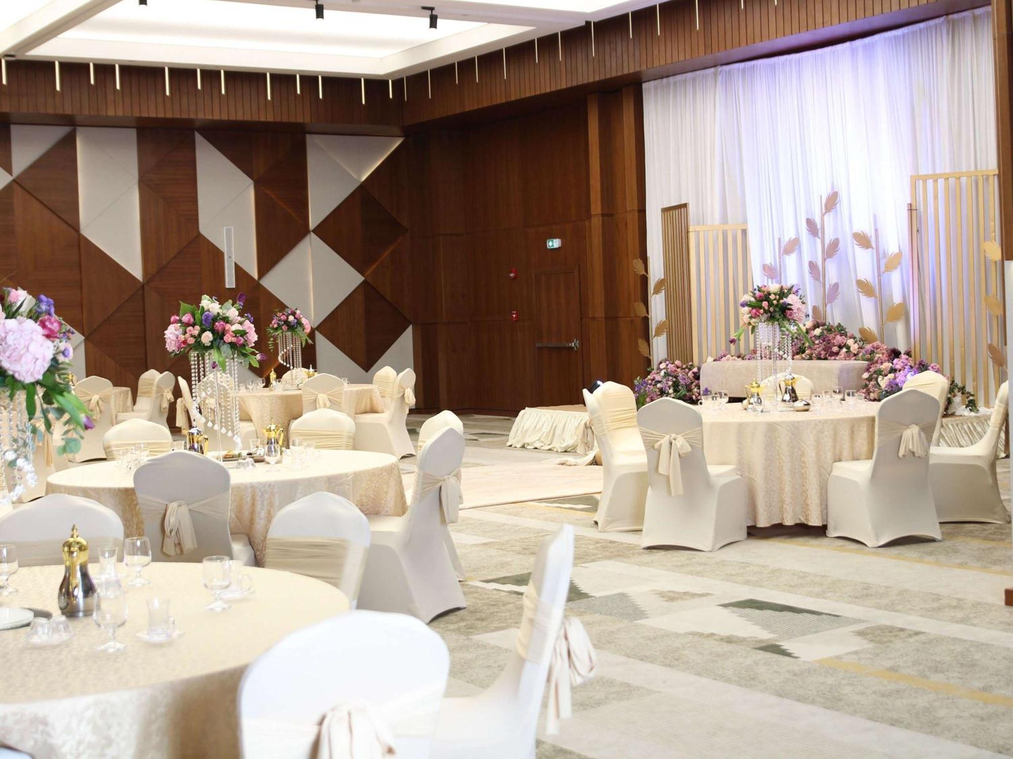 Swissotel Living Джеда Екстериор снимка A wedding reception at the Grand Ballroom