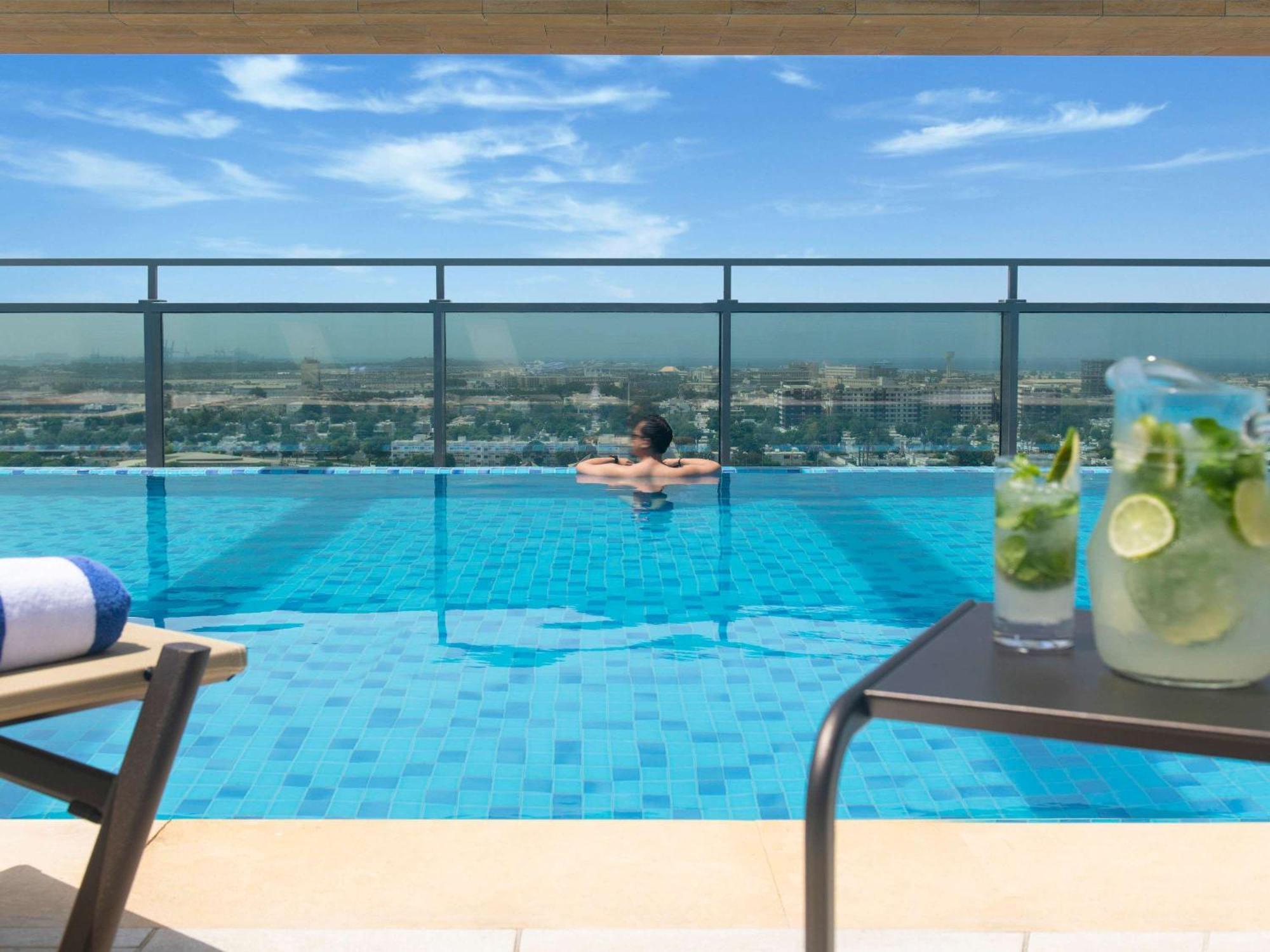 Swissotel Living Джеда Екстериор снимка The swimming pool at the hotel